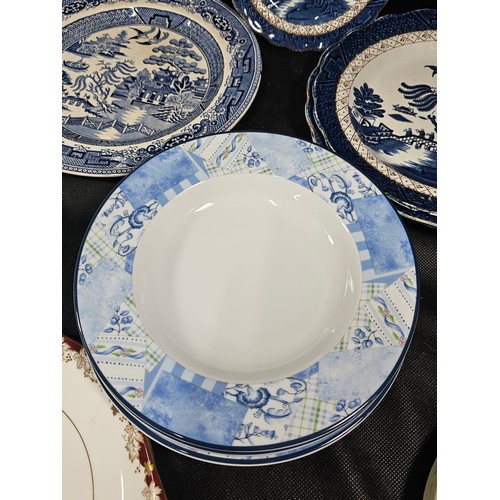 44 - A collection of assorted plates to include 4x Booths willow decorated plates, 7x willow pattern plat... 