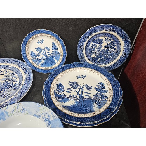 44 - A collection of assorted plates to include 4x Booths willow decorated plates, 7x willow pattern plat... 