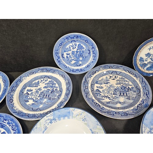 44 - A collection of assorted plates to include 4x Booths willow decorated plates, 7x willow pattern plat... 