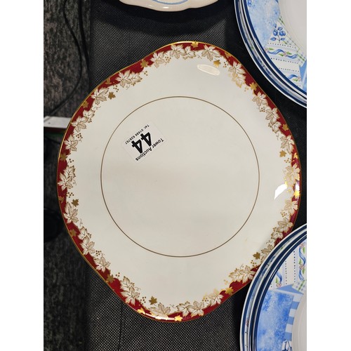44 - A collection of assorted plates to include 4x Booths willow decorated plates, 7x willow pattern plat... 