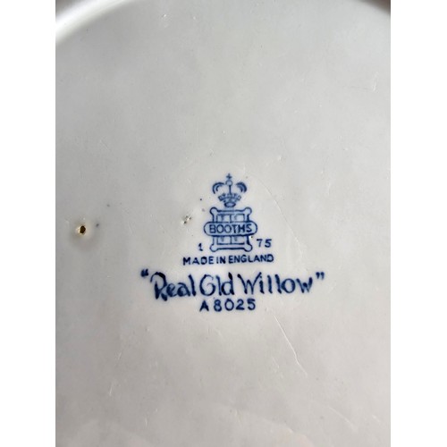 44 - A collection of assorted plates to include 4x Booths willow decorated plates, 7x willow pattern plat... 
