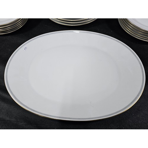 46 - 19x piece partial dinner set by Rosenthal, all with gilt edging all in good order to include side pl... 