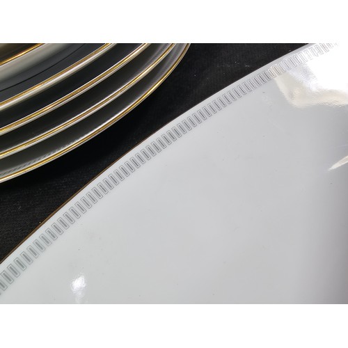 46 - 19x piece partial dinner set by Rosenthal, all with gilt edging all in good order to include side pl... 