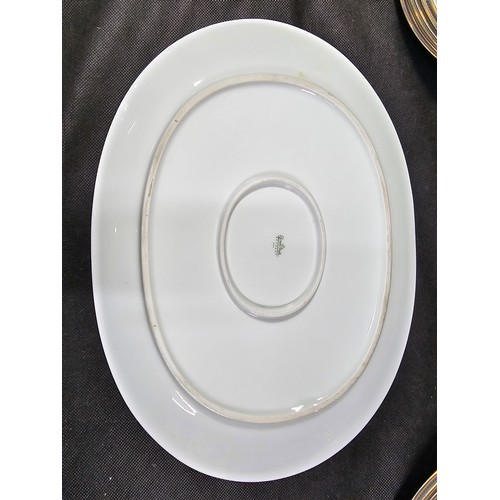 46 - 19x piece partial dinner set by Rosenthal, all with gilt edging all in good order to include side pl... 