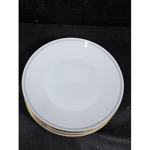46 - 19x piece partial dinner set by Rosenthal, all with gilt edging all in good order to include side pl... 