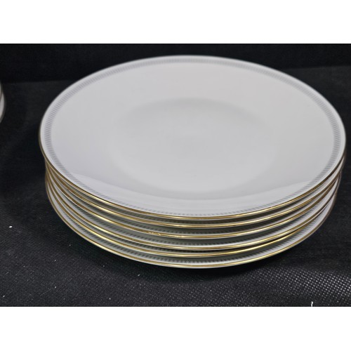 46 - 19x piece partial dinner set by Rosenthal, all with gilt edging all in good order to include side pl... 