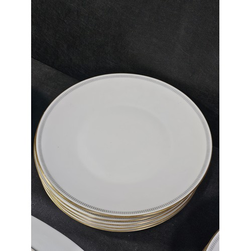 46 - 19x piece partial dinner set by Rosenthal, all with gilt edging all in good order to include side pl... 