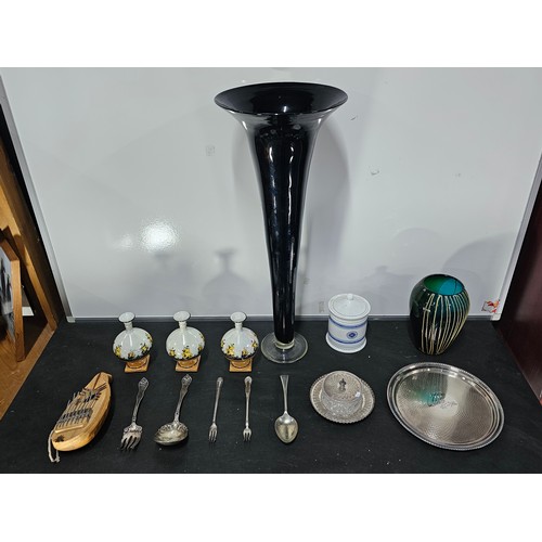 62 - Shelf full of collectables to include a very large trumpet vase in deep red along with 3x matching b... 