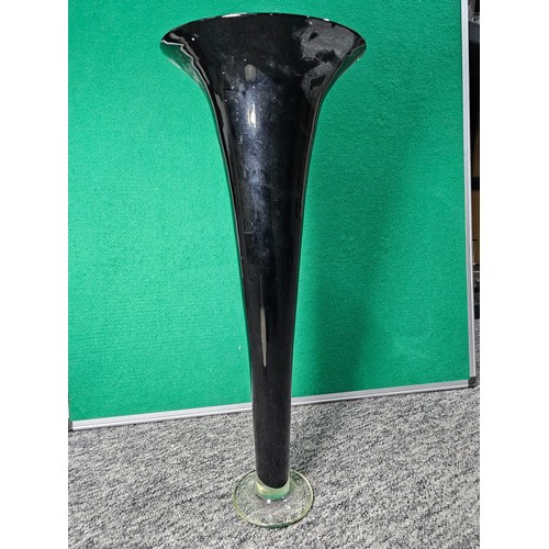 62 - Shelf full of collectables to include a very large trumpet vase in deep red along with 3x matching b... 