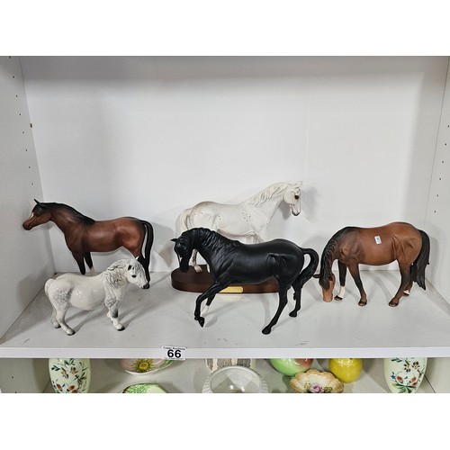 66 - A collection of 5x Royal Doulton horse figures to include Desert Orchid on a wooden plinth, 2x bay m... 