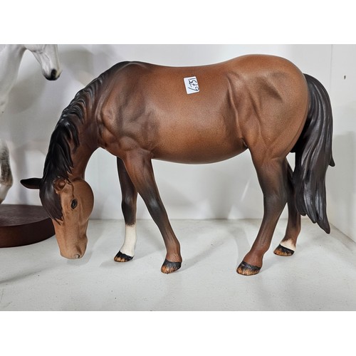 66 - A collection of 5x Royal Doulton horse figures to include Desert Orchid on a wooden plinth, 2x bay m... 