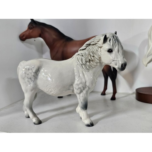 66 - A collection of 5x Royal Doulton horse figures to include Desert Orchid on a wooden plinth, 2x bay m... 