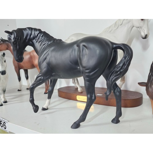 66 - A collection of 5x Royal Doulton horse figures to include Desert Orchid on a wooden plinth, 2x bay m... 
