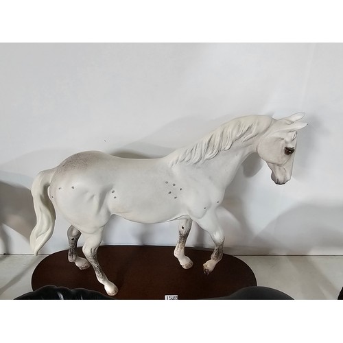 66 - A collection of 5x Royal Doulton horse figures to include Desert Orchid on a wooden plinth, 2x bay m... 