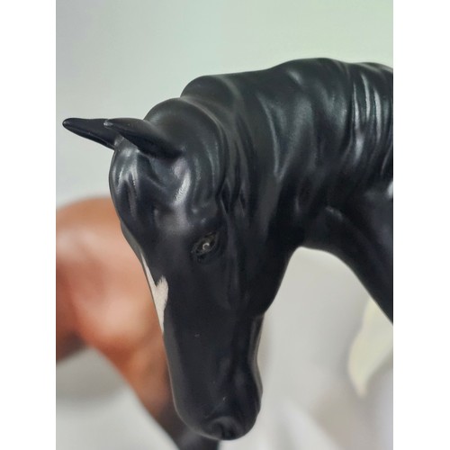 66 - A collection of 5x Royal Doulton horse figures to include Desert Orchid on a wooden plinth, 2x bay m... 