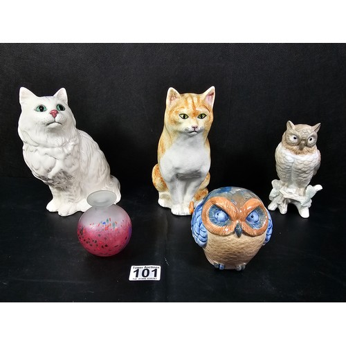 101 - A small collection of figurines to include a white ceramic cat by Beswick stamped 1867, a John Rayfo... 