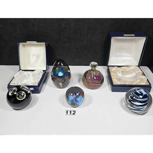 112 - A quantity of 5x paperweights to include 2x boxed Caithness paperweights, an Mdina paperweight with ... 