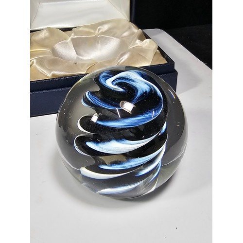 112 - A quantity of 5x paperweights to include 2x boxed Caithness paperweights, an Mdina paperweight with ... 