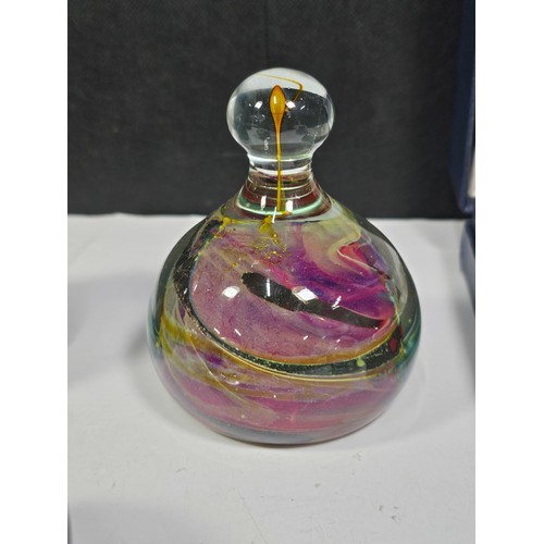 112 - A quantity of 5x paperweights to include 2x boxed Caithness paperweights, an Mdina paperweight with ... 