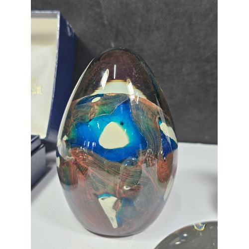 112 - A quantity of 5x paperweights to include 2x boxed Caithness paperweights, an Mdina paperweight with ... 