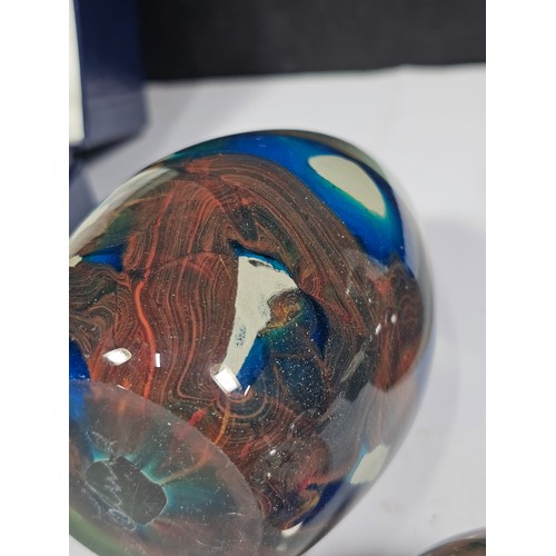 112 - A quantity of 5x paperweights to include 2x boxed Caithness paperweights, an Mdina paperweight with ... 