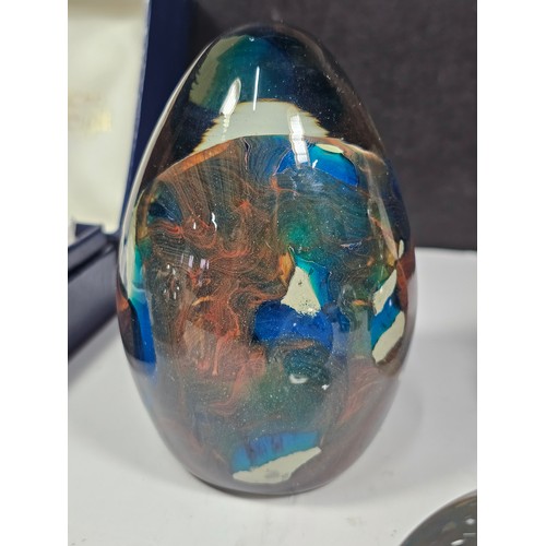 112 - A quantity of 5x paperweights to include 2x boxed Caithness paperweights, an Mdina paperweight with ... 