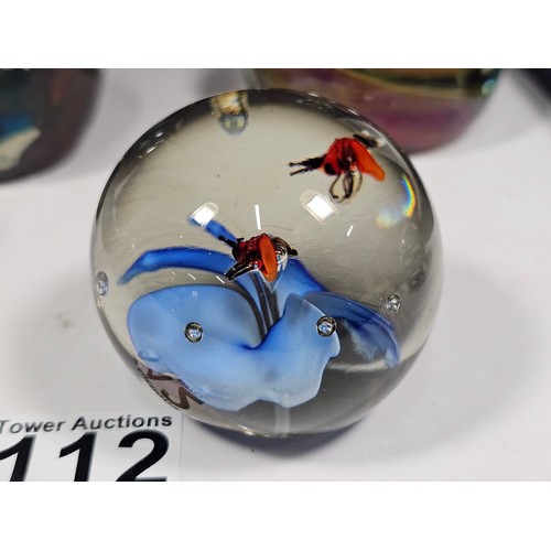112 - A quantity of 5x paperweights to include 2x boxed Caithness paperweights, an Mdina paperweight with ... 