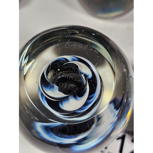 112 - A quantity of 5x paperweights to include 2x boxed Caithness paperweights, an Mdina paperweight with ... 