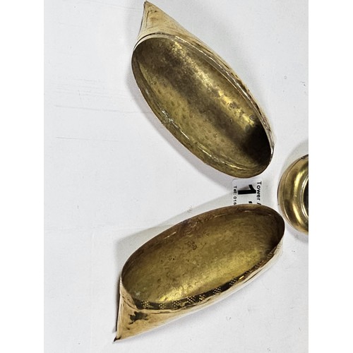 113 - Collection of assorted brass ware to include a Raynard quartz carriage clock with an enamel dial, a ... 