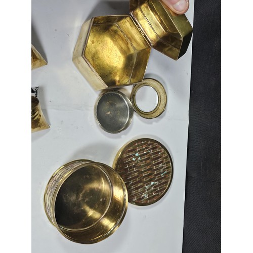113 - Collection of assorted brass ware to include a Raynard quartz carriage clock with an enamel dial, a ... 