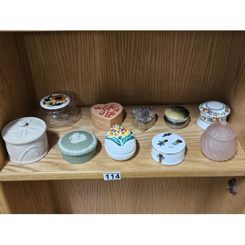 114 - A collection of 10x lidded trinket boxes of various designs to include a Wedgwood green trinket box,... 