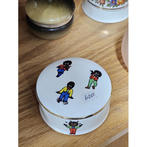 114 - A collection of 10x lidded trinket boxes of various designs to include a Wedgwood green trinket box,... 