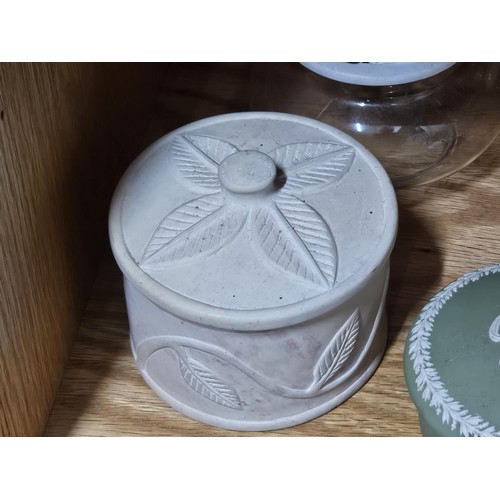 114 - A collection of 10x lidded trinket boxes of various designs to include a Wedgwood green trinket box,... 