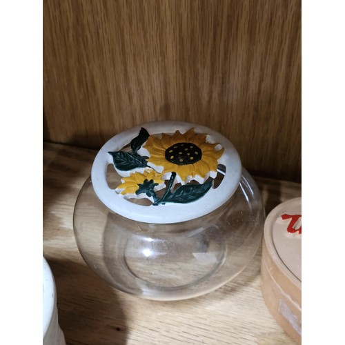 114 - A collection of 10x lidded trinket boxes of various designs to include a Wedgwood green trinket box,... 