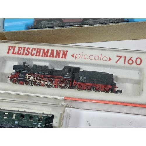 139 - A collection of fifteen N gauge locomotives and carriages predominantly by Fleischnmann (piccolo), t... 