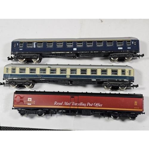 139 - A collection of fifteen N gauge locomotives and carriages predominantly by Fleischnmann (piccolo), t... 