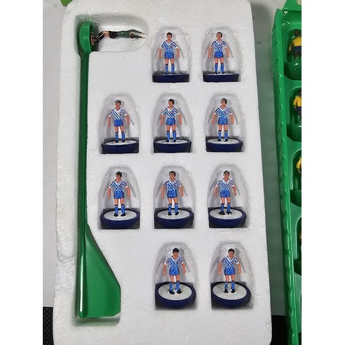 141 - A quantity of Subbuteo items to include a vintage Brazil team which is complete, Manchester United i... 