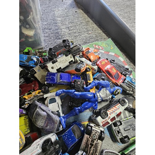 177 - A very large collection of diecast assorted vehicles, to include matchbox, Lledo, dinky etc, all in ... 