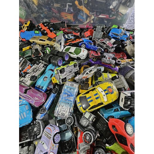 177 - A very large collection of diecast assorted vehicles, to include matchbox, Lledo, dinky etc, all in ... 