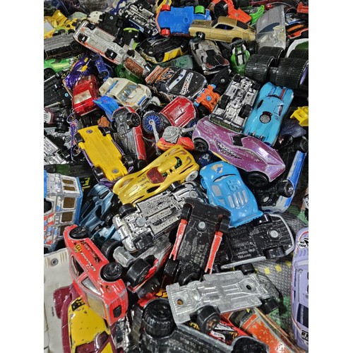 177 - A very large collection of diecast assorted vehicles, to include matchbox, Lledo, dinky etc, all in ... 