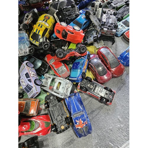 177 - A very large collection of diecast assorted vehicles, to include matchbox, Lledo, dinky etc, all in ... 