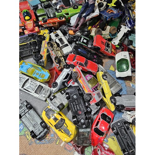177 - A very large collection of diecast assorted vehicles, to include matchbox, Lledo, dinky etc, all in ... 