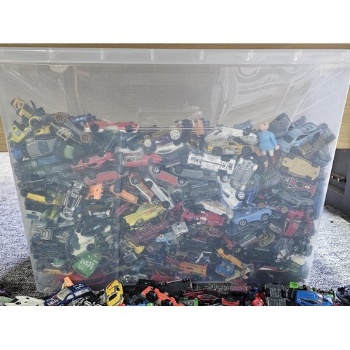 177 - A very large collection of diecast assorted vehicles, to include matchbox, Lledo, dinky etc, all in ... 