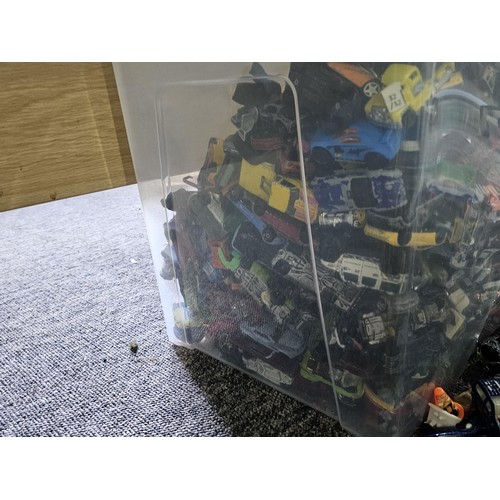 177 - A very large collection of diecast assorted vehicles, to include matchbox, Lledo, dinky etc, all in ... 