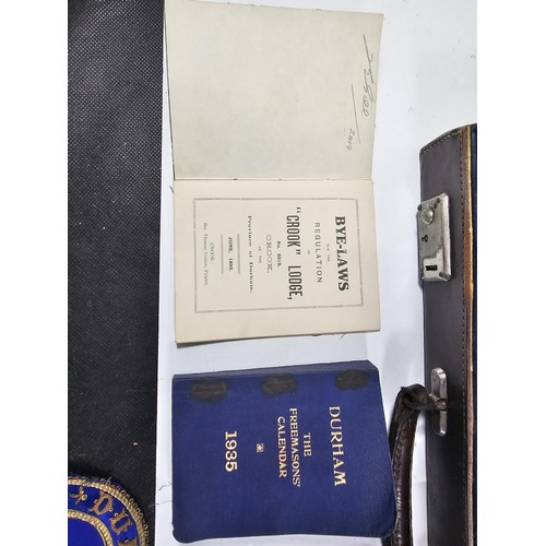 201 - A good quality leather case with gold embossed letters to the front for J. G., the box opens to reve... 