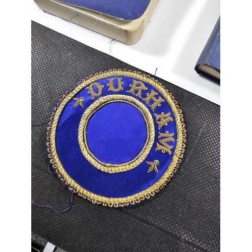 201 - A good quality leather case with gold embossed letters to the front for J. G., the box opens to reve... 