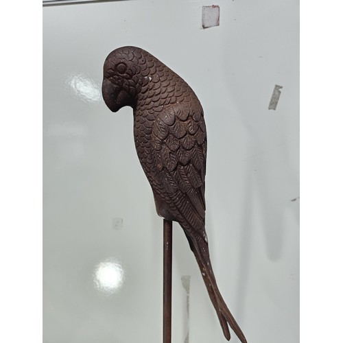 216 - A good quality metal outdoor parrot formed ornament on a metal base, the parrot is well detailed and... 