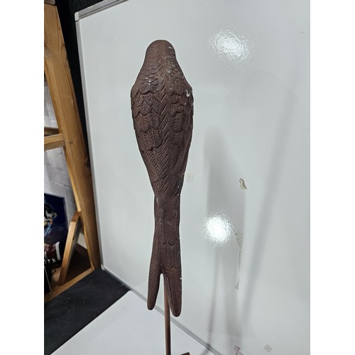 216 - A good quality metal outdoor parrot formed ornament on a metal base, the parrot is well detailed and... 