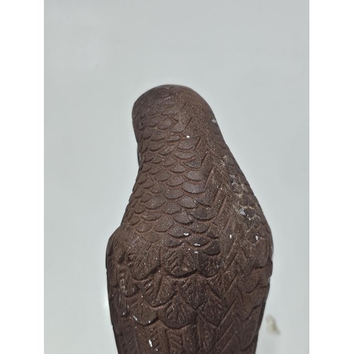 216 - A good quality metal outdoor parrot formed ornament on a metal base, the parrot is well detailed and... 