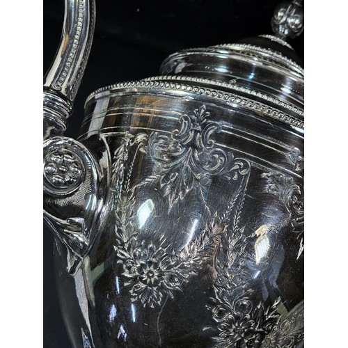 230 - A good quality silver plated teapot with Garland engraving around the sides, the teapot is in good o... 